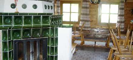 Stube mit Kachelofen in der Roßbrandhütte