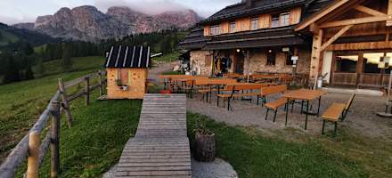 Rudnig Alm im ersten Licht der aufgehenden Sonne