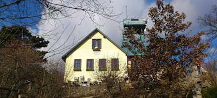 Die Rudolf-Proksch-Hütte befindet sich auf dem Pfaffstättner Kogel (Anninger) am südlichen Rand des Wienerwaldes