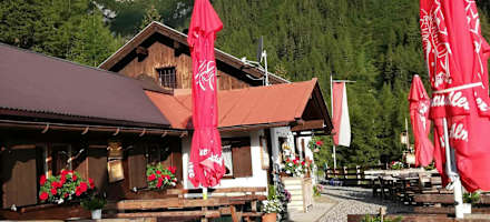 Die Terrasse der Kreither Alm - großzügig, sonnig und aussichtsreich.