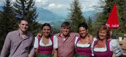 Das Hüttenteam auf der Kreither Alm freut sich über Besucher.