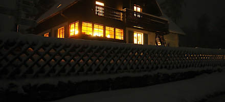 Wanderheim Kreuzmoos im nächtlichen Winter