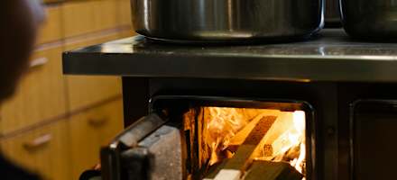 Marco Schneider macht Feuer in der Küche der Salober Alm.