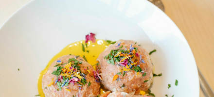 Knödel und ein Gläschen Wein - auf der Santnerpasshütte isst man hervorragend.