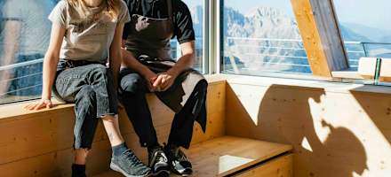 Die neue Santnerpasshütte besticht durch ihre einzigartige Architektur, große Fenster und viel Holz im Innenraum.