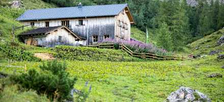 Die Sarotlahütte in schöner Umgebung