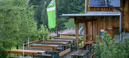 Die Terrasse der Hütte lädt zum Verweilen ein