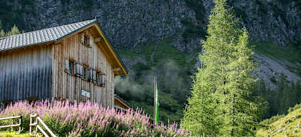 Die Sarotlahütte ist perfekter Ausgangspunkt für Wanderer und Kletterer