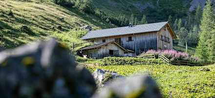 Die Sarotlahütte liegt auf 1.611 m im Rätikon in Vorarlberg.