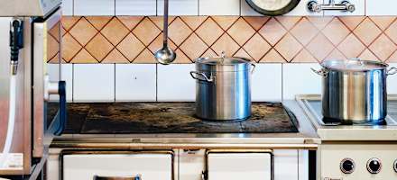 Die Küche der Sausteigalm