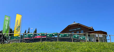 Die Terrasse bietet ausreichend Platz