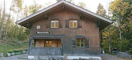 Die Schnepfegg Selbstversorgerhütte bei Schnepfau im Bregenzerwald-Gebirge ist eine ganzjährige, mit dem Auto erreichbare Selbstversorger-Hütte