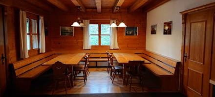 Die gemütliche Gaststube der Selbstversorgerhütte Schnepfegg