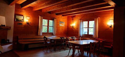 Die gemütliche Gaststube der Selbstversorgerhütte Schnepfegg