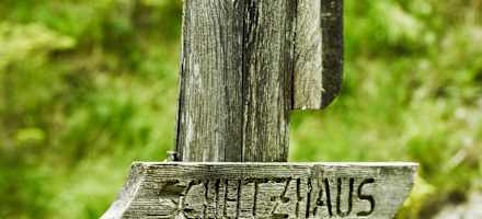 Schild zum Schutzhaus Vorderötscher