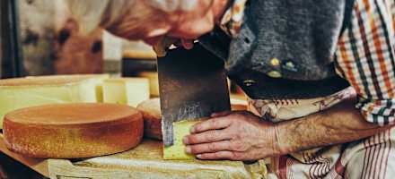 Hüttenwirt Pauli Kreuzberger mit seinem selbstgemachten Almkäse