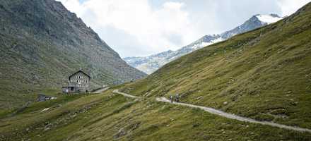 Die Martin-Busch-Hütte liegt im Tiroler Ötztal, am Ende des Niedertal