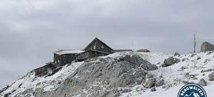 Die Simonyhütte unterhalb des Hallstätter Gletschers