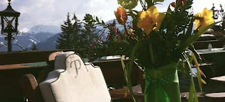 Sitzplatz auf der Terrasse der Panorama Alm in Saalbach