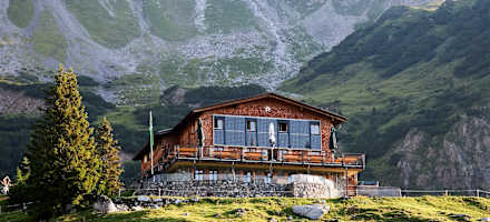 Hütte liegt im Montafon, am Fuße von Zimba und Saulakop