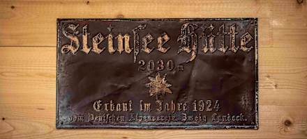Das originale Hüttenschild der Steinseehütte befindet sich heute im Innenraum der Hütte.
