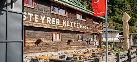 Unterhalb einer märchenhaften Alm am Fuße des Kasbergs liegt die Steyrerhütte.