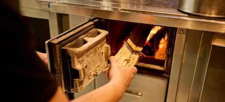 Die Wirte servieren den Gästen der Steyrerhütte Schweinsbraten aus dem Holzofen.