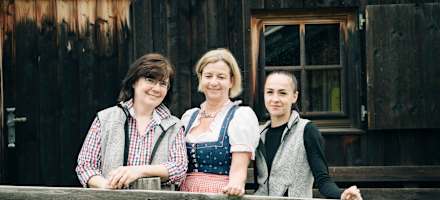 Wirtinnen der Stoankasern, Johanna Wechselberger und Irmgard Hundsbichler, mit einer Aushilfe