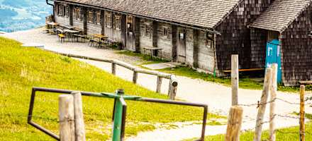 Die Alm ist von Teisendorf und Anger über ein gut gepflegtes Wegenetz erreichbar.