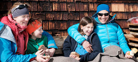 Sonne tanken vor der Stuibenhütte