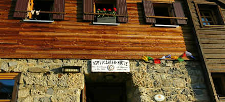 Stuttgarter Hütte - Eingang mit Gebetsfahnen