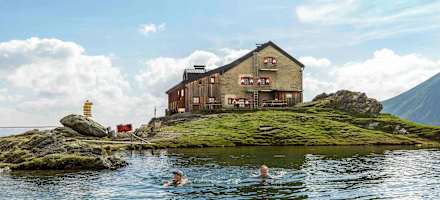 Schwimmen im See vor der Sudetendeutschen Hütte