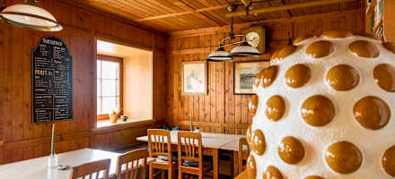 Stube mit Kachelofen in der Sudetendeutschen Hütte