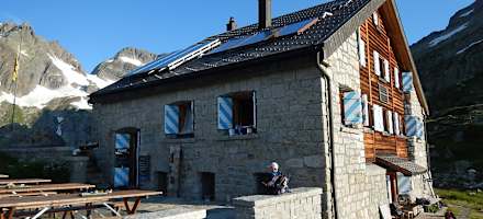 Der Gastgarten der Sustlihütte.