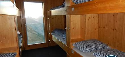 Eine der Schlafmöglichkeiten auf der Täsch Hütte.