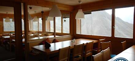 Die Gaststube der Täsch Hütte.