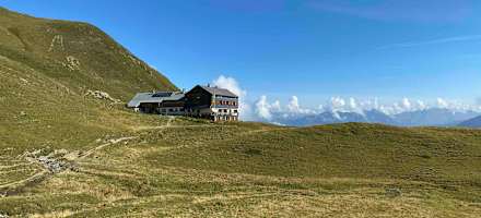 Tilisunahütte mit Almwiesen