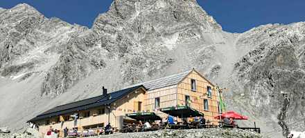 Die Totalphütte vor dem Zirmenkopf
