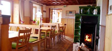 Die Stube der Traunsteiner Skihütte ist sehr gemütlich.