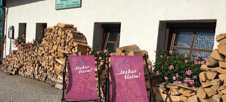 Liegestühle vor der Traunsteiner Skihütte laden zum Sonnenbaden ein.