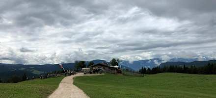 Auch mit der Kutsche kann man zur Tuffalm fahren.