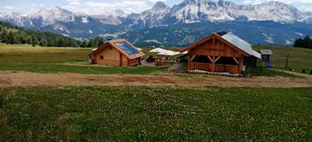 Ütia Vaciara mit Bergpanorama