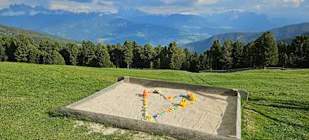 Der Spielplatz vor der Klausner Hütte mit Bergpanorama