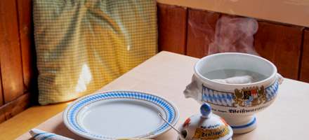 Weißwurst mit Laugenbrezen auf dem Unterberg-Schutzhaus