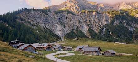 Die Ursprungalm ist eine bewirtschaftete Hütte im gleichnamigen Almdorf.