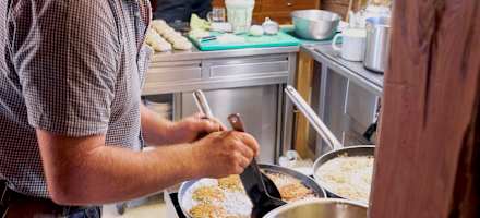Hüttenwirt Pilz Helmut kocht auf der Ursprungalm.