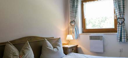 Eines der Zimmer auf der Vilser Alm