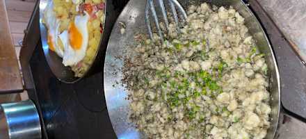 In der kleinen Küche werden regionale Köstlichkeiten, vornehmlich aus Zutaten aus der eigenen Produktion, zubereitet.