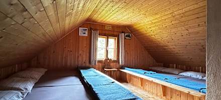 Das gemütliche Lager auf der Waldhornalm bietet Platz für 12 Personen.