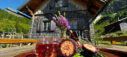 Ein echter Zirbenschnaps darf auf der Waldhornalm natürlich nicht fehlen.